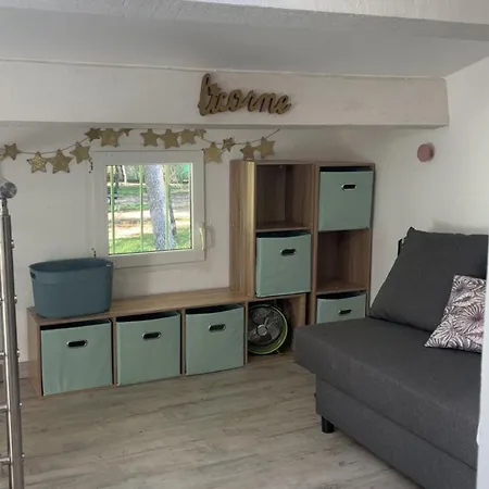 Petite Maison De *